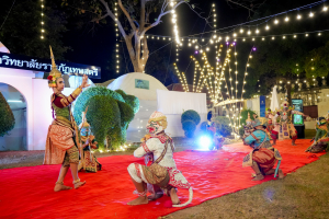 มรภ.เทพสตรี จัดงาน “สำรับกับข้าว 3 บุรี” อย่างงดงามด้วยศิลป์แห่งการจัดสำรับ บูรณาการทุกภาคส่วน ภายใต้การเป็นประธานเปิดงานของผู้ว่าราชการจังหวัดลพบุรี รวมพลัง Soft Power จากนางงาม Mister และศิลปินชื่อดัง ร่วมถ่ายทอดเสน่ห์อาหารท้องถิ่นสู่สังคม เบื้องหลังความสำเร็จเกิดจากการต่อยอดงานวิจัยภาคสนาม สู่การสร้างสรรค์ประสบการณ์อาหารไทยแบบ Fine Dining ยกระดับอาหารท้องถิ่นสู่เวที Soft Power และขับเคลื่อนสู่เศรษฐกิจสร้างสรรค์อย่างเป็นรูปธรรม