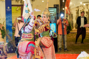 มรภ.เทพสตรี จัดงาน “สำรับกับข้าว 3 บุรี” อย่างงดงามด้วยศิลป์แห่งการจัดสำรับ บูรณาการทุกภาคส่วน ภายใต้การเป็นประธานเปิดงานของผู้ว่าราชการจังหวัดลพบุรี รวมพลัง Soft Power จากนางงาม Mister และศิลปินชื่อดัง ร่วมถ่ายทอดเสน่ห์อาหารท้องถิ่นสู่สังคม เบื้องหลังความสำเร็จเกิดจากการต่อยอดงานวิจัยภาคสนาม สู่การสร้างสรรค์ประสบการณ์อาหารไทยแบบ Fine Dining ยกระดับอาหารท้องถิ่นสู่เวที Soft Power และขับเคลื่อนสู่เศรษฐกิจสร้างสรรค์อย่างเป็นรูปธรรม