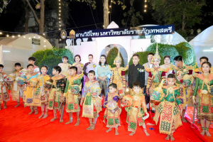 มรภ.เทพสตรี จัดงาน “สำรับกับข้าว 3 บุรี” อย่างงดงามด้วยศิลป์แห่งการจัดสำรับ บูรณาการทุกภาคส่วน ภายใต้การเป็นประธานเปิดงานของผู้ว่าราชการจังหวัดลพบุรี รวมพลัง Soft Power จากนางงาม Mister และศิลปินชื่อดัง ร่วมถ่ายทอดเสน่ห์อาหารท้องถิ่นสู่สังคม เบื้องหลังความสำเร็จเกิดจากการต่อยอดงานวิจัยภาคสนาม สู่การสร้างสรรค์ประสบการณ์อาหารไทยแบบ Fine Dining ยกระดับอาหารท้องถิ่นสู่เวที Soft Power และขับเคลื่อนสู่เศรษฐกิจสร้างสรรค์อย่างเป็นรูปธรรม