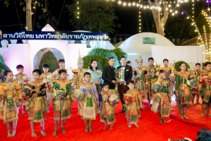 มรภ.เทพสตรี จัดงาน “สำรับกับข้าว 3 บุรี” อย่างงดงามด้วยศิลป์แห่งการจัดสำรับ บูรณาการทุกภาคส่วน ภายใต้การเป็นประธานเปิดงานของผู้ว่าราชการจังหวัดลพบุรี รวมพลัง Soft Power จากนางงาม Mister และศิลปินชื่อดัง ร่วมถ่ายทอดเสน่ห์อาหารท้องถิ่นสู่สังคม เบื้องหลังความสำเร็จเกิดจากการต่อยอดงานวิจัยภาคสนาม สู่การสร้างสรรค์ประสบการณ์อาหารไทยแบบ Fine Dining ยกระดับอาหารท้องถิ่นสู่เวที Soft Power และขับเคลื่อนสู่เศรษฐกิจสร้างสรรค์อย่างเป็นรูปธรรม