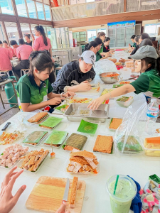 มรภ.เทพสตรี จัดงาน “สำรับกับข้าว 3 บุรี” อย่างงดงามด้วยศิลป์แห่งการจัดสำรับ บูรณาการทุกภาคส่วน ภายใต้การเป็นประธานเปิดงานของผู้ว่าราชการจังหวัดลพบุรี รวมพลัง Soft Power จากนางงาม Mister และศิลปินชื่อดัง ร่วมถ่ายทอดเสน่ห์อาหารท้องถิ่นสู่สังคม เบื้องหลังความสำเร็จเกิดจากการต่อยอดงานวิจัยภาคสนาม สู่การสร้างสรรค์ประสบการณ์อาหารไทยแบบ Fine Dining ยกระดับอาหารท้องถิ่นสู่เวที Soft Power และขับเคลื่อนสู่เศรษฐกิจสร้างสรรค์อย่างเป็นรูปธรรม
