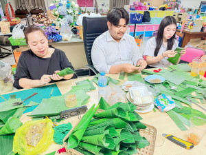 มรภ.เทพสตรี จัดงาน “สำรับกับข้าว 3 บุรี” อย่างงดงามด้วยศิลป์แห่งการจัดสำรับ บูรณาการทุกภาคส่วน ภายใต้การเป็นประธานเปิดงานของผู้ว่าราชการจังหวัดลพบุรี รวมพลัง Soft Power จากนางงาม Mister และศิลปินชื่อดัง ร่วมถ่ายทอดเสน่ห์อาหารท้องถิ่นสู่สังคม เบื้องหลังความสำเร็จเกิดจากการต่อยอดงานวิจัยภาคสนาม สู่การสร้างสรรค์ประสบการณ์อาหารไทยแบบ Fine Dining ยกระดับอาหารท้องถิ่นสู่เวที Soft Power และขับเคลื่อนสู่เศรษฐกิจสร้างสรรค์อย่างเป็นรูปธรรม