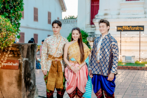 มรภ.เทพสตรี จัดงาน “สำรับกับข้าว 3 บุรี” อย่างงดงามด้วยศิลป์แห่งการจัดสำรับ บูรณาการทุกภาคส่วน ภายใต้การเป็นประธานเปิดงานของผู้ว่าราชการจังหวัดลพบุรี รวมพลัง Soft Power จากนางงาม Mister และศิลปินชื่อดัง ร่วมถ่ายทอดเสน่ห์อาหารท้องถิ่นสู่สังคม เบื้องหลังความสำเร็จเกิดจากการต่อยอดงานวิจัยภาคสนาม สู่การสร้างสรรค์ประสบการณ์อาหารไทยแบบ Fine Dining ยกระดับอาหารท้องถิ่นสู่เวที Soft Power และขับเคลื่อนสู่เศรษฐกิจสร้างสรรค์อย่างเป็นรูปธรรม