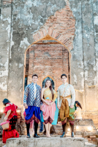 มรภ.เทพสตรี จัดงาน “สำรับกับข้าว 3 บุรี” อย่างงดงามด้วยศิลป์แห่งการจัดสำรับ บูรณาการทุกภาคส่วน ภายใต้การเป็นประธานเปิดงานของผู้ว่าราชการจังหวัดลพบุรี รวมพลัง Soft Power จากนางงาม Mister และศิลปินชื่อดัง ร่วมถ่ายทอดเสน่ห์อาหารท้องถิ่นสู่สังคม เบื้องหลังความสำเร็จเกิดจากการต่อยอดงานวิจัยภาคสนาม สู่การสร้างสรรค์ประสบการณ์อาหารไทยแบบ Fine Dining ยกระดับอาหารท้องถิ่นสู่เวที Soft Power และขับเคลื่อนสู่เศรษฐกิจสร้างสรรค์อย่างเป็นรูปธรรม