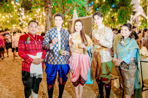 มรภ.เทพสตรี จัดงาน “สำรับกับข้าว 3 บุรี” อย่างงดงามด้วยศิลป์แห่งการจัดสำรับ บูรณาการทุกภาคส่วน ภายใต้การเป็นประธานเปิดงานของผู้ว่าราชการจังหวัดลพบุรี รวมพลัง Soft Power จากนางงาม Mister และศิลปินชื่อดัง ร่วมถ่ายทอดเสน่ห์อาหารท้องถิ่นสู่สังคม เบื้องหลังความสำเร็จเกิดจากการต่อยอดงานวิจัยภาคสนาม สู่การสร้างสรรค์ประสบการณ์อาหารไทยแบบ Fine Dining ยกระดับอาหารท้องถิ่นสู่เวที Soft Power และขับเคลื่อนสู่เศรษฐกิจสร้างสรรค์อย่างเป็นรูปธรรม