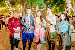 มรภ.เทพสตรี จัดงาน “สำรับกับข้าว 3 บุรี” อย่างงดงามด้วยศิลป์แห่งการจัดสำรับ บูรณาการทุกภาคส่วน ภายใต้การเป็นประธานเปิดงานของผู้ว่าราชการจังหวัดลพบุรี รวมพลัง Soft Power จากนางงาม Mister และศิลปินชื่อดัง ร่วมถ่ายทอดเสน่ห์อาหารท้องถิ่นสู่สังคม เบื้องหลังความสำเร็จเกิดจากการต่อยอดงานวิจัยภาคสนาม สู่การสร้างสรรค์ประสบการณ์อาหารไทยแบบ Fine Dining ยกระดับอาหารท้องถิ่นสู่เวที Soft Power และขับเคลื่อนสู่เศรษฐกิจสร้างสรรค์อย่างเป็นรูปธรรม