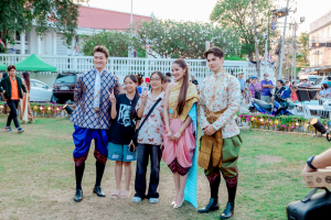 มรภ.เทพสตรี จัดงาน “สำรับกับข้าว 3 บุรี” อย่างงดงามด้วยศิลป์แห่งการจัดสำรับ บูรณาการทุกภาคส่วน ภายใต้การเป็นประธานเปิดงานของผู้ว่าราชการจังหวัดลพบุรี รวมพลัง Soft Power จากนางงาม Mister และศิลปินชื่อดัง ร่วมถ่ายทอดเสน่ห์อาหารท้องถิ่นสู่สังคม เบื้องหลังความสำเร็จเกิดจากการต่อยอดงานวิจัยภาคสนาม สู่การสร้างสรรค์ประสบการณ์อาหารไทยแบบ Fine Dining ยกระดับอาหารท้องถิ่นสู่เวที Soft Power และขับเคลื่อนสู่เศรษฐกิจสร้างสรรค์อย่างเป็นรูปธรรม