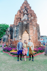 มรภ.เทพสตรี จัดงาน “สำรับกับข้าว 3 บุรี” อย่างงดงามด้วยศิลป์แห่งการจัดสำรับ บูรณาการทุกภาคส่วน ภายใต้การเป็นประธานเปิดงานของผู้ว่าราชการจังหวัดลพบุรี รวมพลัง Soft Power จากนางงาม Mister และศิลปินชื่อดัง ร่วมถ่ายทอดเสน่ห์อาหารท้องถิ่นสู่สังคม เบื้องหลังความสำเร็จเกิดจากการต่อยอดงานวิจัยภาคสนาม สู่การสร้างสรรค์ประสบการณ์อาหารไทยแบบ Fine Dining ยกระดับอาหารท้องถิ่นสู่เวที Soft Power และขับเคลื่อนสู่เศรษฐกิจสร้างสรรค์อย่างเป็นรูปธรรม