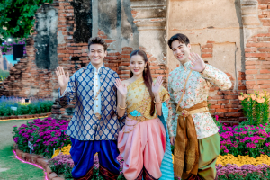 มรภ.เทพสตรี จัดงาน “สำรับกับข้าว 3 บุรี” อย่างงดงามด้วยศิลป์แห่งการจัดสำรับ บูรณาการทุกภาคส่วน ภายใต้การเป็นประธานเปิดงานของผู้ว่าราชการจังหวัดลพบุรี รวมพลัง Soft Power จากนางงาม Mister และศิลปินชื่อดัง ร่วมถ่ายทอดเสน่ห์อาหารท้องถิ่นสู่สังคม เบื้องหลังความสำเร็จเกิดจากการต่อยอดงานวิจัยภาคสนาม สู่การสร้างสรรค์ประสบการณ์อาหารไทยแบบ Fine Dining ยกระดับอาหารท้องถิ่นสู่เวที Soft Power และขับเคลื่อนสู่เศรษฐกิจสร้างสรรค์อย่างเป็นรูปธรรม