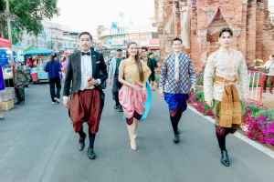 มรภ.เทพสตรี จัดงาน “สำรับกับข้าว 3 บุรี” อย่างงดงามด้วยศิลป์แห่งการจัดสำรับ บูรณาการทุกภาคส่วน ภายใต้การเป็นประธานเปิดงานของผู้ว่าราชการจังหวัดลพบุรี รวมพลัง Soft Power จากนางงาม Mister และศิลปินชื่อดัง ร่วมถ่ายทอดเสน่ห์อาหารท้องถิ่นสู่สังคม เบื้องหลังความสำเร็จเกิดจากการต่อยอดงานวิจัยภาคสนาม สู่การสร้างสรรค์ประสบการณ์อาหารไทยแบบ Fine Dining ยกระดับอาหารท้องถิ่นสู่เวที Soft Power และขับเคลื่อนสู่เศรษฐกิจสร้างสรรค์อย่างเป็นรูปธรรม