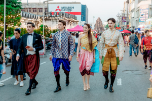 มรภ.เทพสตรี จัดงาน “สำรับกับข้าว 3 บุรี” อย่างงดงามด้วยศิลป์แห่งการจัดสำรับ บูรณาการทุกภาคส่วน ภายใต้การเป็นประธานเปิดงานของผู้ว่าราชการจังหวัดลพบุรี รวมพลัง Soft Power จากนางงาม Mister และศิลปินชื่อดัง ร่วมถ่ายทอดเสน่ห์อาหารท้องถิ่นสู่สังคม เบื้องหลังความสำเร็จเกิดจากการต่อยอดงานวิจัยภาคสนาม สู่การสร้างสรรค์ประสบการณ์อาหารไทยแบบ Fine Dining ยกระดับอาหารท้องถิ่นสู่เวที Soft Power และขับเคลื่อนสู่เศรษฐกิจสร้างสรรค์อย่างเป็นรูปธรรม