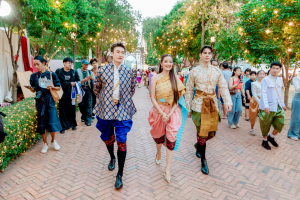 มรภ.เทพสตรี จัดงาน “สำรับกับข้าว 3 บุรี” อย่างงดงามด้วยศิลป์แห่งการจัดสำรับ บูรณาการทุกภาคส่วน ภายใต้การเป็นประธานเปิดงานของผู้ว่าราชการจังหวัดลพบุรี รวมพลัง Soft Power จากนางงาม Mister และศิลปินชื่อดัง ร่วมถ่ายทอดเสน่ห์อาหารท้องถิ่นสู่สังคม เบื้องหลังความสำเร็จเกิดจากการต่อยอดงานวิจัยภาคสนาม สู่การสร้างสรรค์ประสบการณ์อาหารไทยแบบ Fine Dining ยกระดับอาหารท้องถิ่นสู่เวที Soft Power และขับเคลื่อนสู่เศรษฐกิจสร้างสรรค์อย่างเป็นรูปธรรม