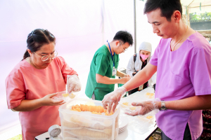 มรภ.เทพสตรี จัดงาน “สำรับกับข้าว 3 บุรี” อย่างงดงามด้วยศิลป์แห่งการจัดสำรับ บูรณาการทุกภาคส่วน ภายใต้การเป็นประธานเปิดงานของผู้ว่าราชการจังหวัดลพบุรี รวมพลัง Soft Power จากนางงาม Mister และศิลปินชื่อดัง ร่วมถ่ายทอดเสน่ห์อาหารท้องถิ่นสู่สังคม เบื้องหลังความสำเร็จเกิดจากการต่อยอดงานวิจัยภาคสนาม สู่การสร้างสรรค์ประสบการณ์อาหารไทยแบบ Fine Dining ยกระดับอาหารท้องถิ่นสู่เวที Soft Power และขับเคลื่อนสู่เศรษฐกิจสร้างสรรค์อย่างเป็นรูปธรรม