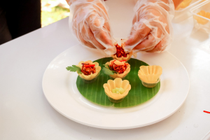 มรภ.เทพสตรี จัดงาน “สำรับกับข้าว 3 บุรี” อย่างงดงามด้วยศิลป์แห่งการจัดสำรับ บูรณาการทุกภาคส่วน ภายใต้การเป็นประธานเปิดงานของผู้ว่าราชการจังหวัดลพบุรี รวมพลัง Soft Power จากนางงาม Mister และศิลปินชื่อดัง ร่วมถ่ายทอดเสน่ห์อาหารท้องถิ่นสู่สังคม เบื้องหลังความสำเร็จเกิดจากการต่อยอดงานวิจัยภาคสนาม สู่การสร้างสรรค์ประสบการณ์อาหารไทยแบบ Fine Dining ยกระดับอาหารท้องถิ่นสู่เวที Soft Power และขับเคลื่อนสู่เศรษฐกิจสร้างสรรค์อย่างเป็นรูปธรรม