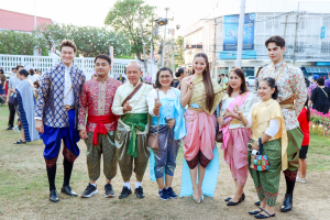 มรภ.เทพสตรี จัดงาน “สำรับกับข้าว 3 บุรี” อย่างงดงามด้วยศิลป์แห่งการจัดสำรับ บูรณาการทุกภาคส่วน ภายใต้การเป็นประธานเปิดงานของผู้ว่าราชการจังหวัดลพบุรี รวมพลัง Soft Power จากนางงาม Mister และศิลปินชื่อดัง ร่วมถ่ายทอดเสน่ห์อาหารท้องถิ่นสู่สังคม เบื้องหลังความสำเร็จเกิดจากการต่อยอดงานวิจัยภาคสนาม สู่การสร้างสรรค์ประสบการณ์อาหารไทยแบบ Fine Dining ยกระดับอาหารท้องถิ่นสู่เวที Soft Power และขับเคลื่อนสู่เศรษฐกิจสร้างสรรค์อย่างเป็นรูปธรรม