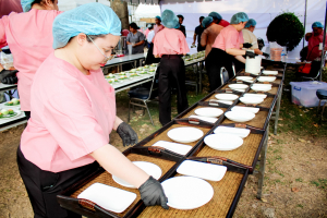 มรภ.เทพสตรี จัดงาน “สำรับกับข้าว 3 บุรี” อย่างงดงามด้วยศิลป์แห่งการจัดสำรับ บูรณาการทุกภาคส่วน ภายใต้การเป็นประธานเปิดงานของผู้ว่าราชการจังหวัดลพบุรี รวมพลัง Soft Power จากนางงาม Mister และศิลปินชื่อดัง ร่วมถ่ายทอดเสน่ห์อาหารท้องถิ่นสู่สังคม เบื้องหลังความสำเร็จเกิดจากการต่อยอดงานวิจัยภาคสนาม สู่การสร้างสรรค์ประสบการณ์อาหารไทยแบบ Fine Dining ยกระดับอาหารท้องถิ่นสู่เวที Soft Power และขับเคลื่อนสู่เศรษฐกิจสร้างสรรค์อย่างเป็นรูปธรรม