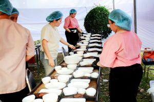 มรภ.เทพสตรี จัดงาน “สำรับกับข้าว 3 บุรี” อย่างงดงามด้วยศิลป์แห่งการจัดสำรับ บูรณาการทุกภาคส่วน ภายใต้การเป็นประธานเปิดงานของผู้ว่าราชการจังหวัดลพบุรี รวมพลัง Soft Power จากนางงาม Mister และศิลปินชื่อดัง ร่วมถ่ายทอดเสน่ห์อาหารท้องถิ่นสู่สังคม เบื้องหลังความสำเร็จเกิดจากการต่อยอดงานวิจัยภาคสนาม สู่การสร้างสรรค์ประสบการณ์อาหารไทยแบบ Fine Dining ยกระดับอาหารท้องถิ่นสู่เวที Soft Power และขับเคลื่อนสู่เศรษฐกิจสร้างสรรค์อย่างเป็นรูปธรรม