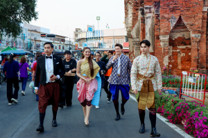 มรภ.เทพสตรี จัดงาน “สำรับกับข้าว 3 บุรี” อย่างงดงามด้วยศิลป์แห่งการจัดสำรับ บูรณาการทุกภาคส่วน ภายใต้การเป็นประธานเปิดงานของผู้ว่าราชการจังหวัดลพบุรี รวมพลัง Soft Power จากนางงาม Mister และศิลปินชื่อดัง ร่วมถ่ายทอดเสน่ห์อาหารท้องถิ่นสู่สังคม เบื้องหลังความสำเร็จเกิดจากการต่อยอดงานวิจัยภาคสนาม สู่การสร้างสรรค์ประสบการณ์อาหารไทยแบบ Fine Dining ยกระดับอาหารท้องถิ่นสู่เวที Soft Power และขับเคลื่อนสู่เศรษฐกิจสร้างสรรค์อย่างเป็นรูปธรรม