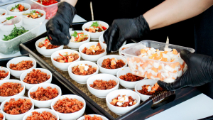 มรภ.เทพสตรี จัดงาน “สำรับกับข้าว 3 บุรี” อย่างงดงามด้วยศิลป์แห่งการจัดสำรับ บูรณาการทุกภาคส่วน ภายใต้การเป็นประธานเปิดงานของผู้ว่าราชการจังหวัดลพบุรี รวมพลัง Soft Power จากนางงาม Mister และศิลปินชื่อดัง ร่วมถ่ายทอดเสน่ห์อาหารท้องถิ่นสู่สังคม เบื้องหลังความสำเร็จเกิดจากการต่อยอดงานวิจัยภาคสนาม สู่การสร้างสรรค์ประสบการณ์อาหารไทยแบบ Fine Dining ยกระดับอาหารท้องถิ่นสู่เวที Soft Power และขับเคลื่อนสู่เศรษฐกิจสร้างสรรค์อย่างเป็นรูปธรรม