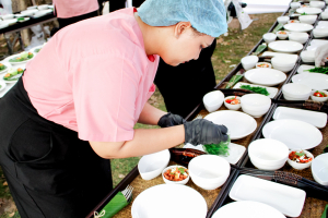 มรภ.เทพสตรี จัดงาน “สำรับกับข้าว 3 บุรี” อย่างงดงามด้วยศิลป์แห่งการจัดสำรับ บูรณาการทุกภาคส่วน ภายใต้การเป็นประธานเปิดงานของผู้ว่าราชการจังหวัดลพบุรี รวมพลัง Soft Power จากนางงาม Mister และศิลปินชื่อดัง ร่วมถ่ายทอดเสน่ห์อาหารท้องถิ่นสู่สังคม เบื้องหลังความสำเร็จเกิดจากการต่อยอดงานวิจัยภาคสนาม สู่การสร้างสรรค์ประสบการณ์อาหารไทยแบบ Fine Dining ยกระดับอาหารท้องถิ่นสู่เวที Soft Power และขับเคลื่อนสู่เศรษฐกิจสร้างสรรค์อย่างเป็นรูปธรรม