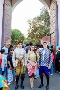 มรภ.เทพสตรี จัดงาน “สำรับกับข้าว 3 บุรี” อย่างงดงามด้วยศิลป์แห่งการจัดสำรับ บูรณาการทุกภาคส่วน ภายใต้การเป็นประธานเปิดงานของผู้ว่าราชการจังหวัดลพบุรี รวมพลัง Soft Power จากนางงาม Mister และศิลปินชื่อดัง ร่วมถ่ายทอดเสน่ห์อาหารท้องถิ่นสู่สังคม เบื้องหลังความสำเร็จเกิดจากการต่อยอดงานวิจัยภาคสนาม สู่การสร้างสรรค์ประสบการณ์อาหารไทยแบบ Fine Dining ยกระดับอาหารท้องถิ่นสู่เวที Soft Power และขับเคลื่อนสู่เศรษฐกิจสร้างสรรค์อย่างเป็นรูปธรรม