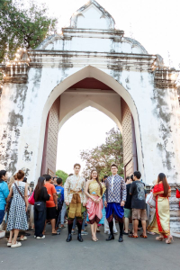 มรภ.เทพสตรี จัดงาน “สำรับกับข้าว 3 บุรี” อย่างงดงามด้วยศิลป์แห่งการจัดสำรับ บูรณาการทุกภาคส่วน ภายใต้การเป็นประธานเปิดงานของผู้ว่าราชการจังหวัดลพบุรี รวมพลัง Soft Power จากนางงาม Mister และศิลปินชื่อดัง ร่วมถ่ายทอดเสน่ห์อาหารท้องถิ่นสู่สังคม เบื้องหลังความสำเร็จเกิดจากการต่อยอดงานวิจัยภาคสนาม สู่การสร้างสรรค์ประสบการณ์อาหารไทยแบบ Fine Dining ยกระดับอาหารท้องถิ่นสู่เวที Soft Power และขับเคลื่อนสู่เศรษฐกิจสร้างสรรค์อย่างเป็นรูปธรรม