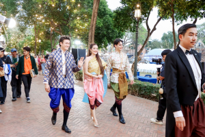 มรภ.เทพสตรี จัดงาน “สำรับกับข้าว 3 บุรี” อย่างงดงามด้วยศิลป์แห่งการจัดสำรับ บูรณาการทุกภาคส่วน ภายใต้การเป็นประธานเปิดงานของผู้ว่าราชการจังหวัดลพบุรี รวมพลัง Soft Power จากนางงาม Mister และศิลปินชื่อดัง ร่วมถ่ายทอดเสน่ห์อาหารท้องถิ่นสู่สังคม เบื้องหลังความสำเร็จเกิดจากการต่อยอดงานวิจัยภาคสนาม สู่การสร้างสรรค์ประสบการณ์อาหารไทยแบบ Fine Dining ยกระดับอาหารท้องถิ่นสู่เวที Soft Power และขับเคลื่อนสู่เศรษฐกิจสร้างสรรค์อย่างเป็นรูปธรรม