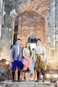 มรภ.เทพสตรี จัดงาน “สำรับกับข้าว 3 บุรี” อย่างงดงามด้วยศิลป์แห่งการจัดสำรับ บูรณาการทุกภาคส่วน ภายใต้การเป็นประธานเปิดงานของผู้ว่าราชการจังหวัดลพบุรี รวมพลัง Soft Power จากนางงาม Mister และศิลปินชื่อดัง ร่วมถ่ายทอดเสน่ห์อาหารท้องถิ่นสู่สังคม เบื้องหลังความสำเร็จเกิดจากการต่อยอดงานวิจัยภาคสนาม สู่การสร้างสรรค์ประสบการณ์อาหารไทยแบบ Fine Dining ยกระดับอาหารท้องถิ่นสู่เวที Soft Power และขับเคลื่อนสู่เศรษฐกิจสร้างสรรค์อย่างเป็นรูปธรรม