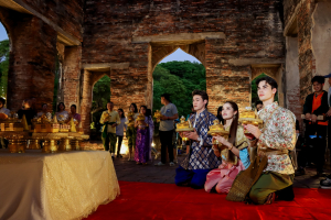 มรภ.เทพสตรี จัดงาน “สำรับกับข้าว 3 บุรี” อย่างงดงามด้วยศิลป์แห่งการจัดสำรับ บูรณาการทุกภาคส่วน ภายใต้การเป็นประธานเปิดงานของผู้ว่าราชการจังหวัดลพบุรี รวมพลัง Soft Power จากนางงาม Mister และศิลปินชื่อดัง ร่วมถ่ายทอดเสน่ห์อาหารท้องถิ่นสู่สังคม เบื้องหลังความสำเร็จเกิดจากการต่อยอดงานวิจัยภาคสนาม สู่การสร้างสรรค์ประสบการณ์อาหารไทยแบบ Fine Dining ยกระดับอาหารท้องถิ่นสู่เวที Soft Power และขับเคลื่อนสู่เศรษฐกิจสร้างสรรค์อย่างเป็นรูปธรรม