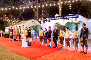 มรภ.เทพสตรี จัดงาน “สำรับกับข้าว 3 บุรี” อย่างงดงามด้วยศิลป์แห่งการจัดสำรับ บูรณาการทุกภาคส่วน ภายใต้การเป็นประธานเปิดงานของผู้ว่าราชการจังหวัดลพบุรี รวมพลัง Soft Power จากนางงาม Mister และศิลปินชื่อดัง ร่วมถ่ายทอดเสน่ห์อาหารท้องถิ่นสู่สังคม เบื้องหลังความสำเร็จเกิดจากการต่อยอดงานวิจัยภาคสนาม สู่การสร้างสรรค์ประสบการณ์อาหารไทยแบบ Fine Dining ยกระดับอาหารท้องถิ่นสู่เวที Soft Power และขับเคลื่อนสู่เศรษฐกิจสร้างสรรค์อย่างเป็นรูปธรรม