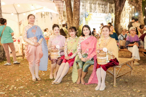 มรภ.เทพสตรี จัดงาน “สำรับกับข้าว 3 บุรี” อย่างงดงามด้วยศิลป์แห่งการจัดสำรับ บูรณาการทุกภาคส่วน ภายใต้การเป็นประธานเปิดงานของผู้ว่าราชการจังหวัดลพบุรี รวมพลัง Soft Power จากนางงาม Mister และศิลปินชื่อดัง ร่วมถ่ายทอดเสน่ห์อาหารท้องถิ่นสู่สังคม เบื้องหลังความสำเร็จเกิดจากการต่อยอดงานวิจัยภาคสนาม สู่การสร้างสรรค์ประสบการณ์อาหารไทยแบบ Fine Dining ยกระดับอาหารท้องถิ่นสู่เวที Soft Power และขับเคลื่อนสู่เศรษฐกิจสร้างสรรค์อย่างเป็นรูปธรรม