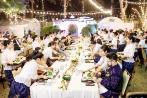 มรภ.เทพสตรี จัดงาน “สำรับกับข้าว 3 บุรี” อย่างงดงามด้วยศิลป์แห่งการจัดสำรับ บูรณาการทุกภาคส่วน ภายใต้การเป็นประธานเปิดงานของผู้ว่าราชการจังหวัดลพบุรี รวมพลัง Soft Power จากนางงาม Mister และศิลปินชื่อดัง ร่วมถ่ายทอดเสน่ห์อาหารท้องถิ่นสู่สังคม เบื้องหลังความสำเร็จเกิดจากการต่อยอดงานวิจัยภาคสนาม สู่การสร้างสรรค์ประสบการณ์อาหารไทยแบบ Fine Dining ยกระดับอาหารท้องถิ่นสู่เวที Soft Power และขับเคลื่อนสู่เศรษฐกิจสร้างสรรค์อย่างเป็นรูปธรรม