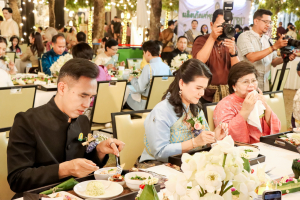 มรภ.เทพสตรี จัดงาน “สำรับกับข้าว 3 บุรี” อย่างงดงามด้วยศิลป์แห่งการจัดสำรับ บูรณาการทุกภาคส่วน ภายใต้การเป็นประธานเปิดงานของผู้ว่าราชการจังหวัดลพบุรี รวมพลัง Soft Power จากนางงาม Mister และศิลปินชื่อดัง ร่วมถ่ายทอดเสน่ห์อาหารท้องถิ่นสู่สังคม เบื้องหลังความสำเร็จเกิดจากการต่อยอดงานวิจัยภาคสนาม สู่การสร้างสรรค์ประสบการณ์อาหารไทยแบบ Fine Dining ยกระดับอาหารท้องถิ่นสู่เวที Soft Power และขับเคลื่อนสู่เศรษฐกิจสร้างสรรค์อย่างเป็นรูปธรรม