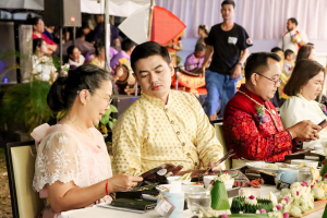 มรภ.เทพสตรี จัดงาน “สำรับกับข้าว 3 บุรี” อย่างงดงามด้วยศิลป์แห่งการจัดสำรับ บูรณาการทุกภาคส่วน ภายใต้การเป็นประธานเปิดงานของผู้ว่าราชการจังหวัดลพบุรี รวมพลัง Soft Power จากนางงาม Mister และศิลปินชื่อดัง ร่วมถ่ายทอดเสน่ห์อาหารท้องถิ่นสู่สังคม เบื้องหลังความสำเร็จเกิดจากการต่อยอดงานวิจัยภาคสนาม สู่การสร้างสรรค์ประสบการณ์อาหารไทยแบบ Fine Dining ยกระดับอาหารท้องถิ่นสู่เวที Soft Power และขับเคลื่อนสู่เศรษฐกิจสร้างสรรค์อย่างเป็นรูปธรรม