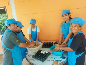 ศูนย์ส่งเสริมการจัดการศึกษาตามพระบรมราโชบาย น้อมนำศาสตร์พระราชาลงพื้นที่สิงห์บุรี จัดอบรมไข่เค็มใบเตยดินสอพอง เสริมสร้างอาชีพและเศรษฐกิจฐานรากอย่างยั่งยืน