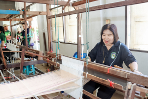 คณะมนุษยศาสตร์ฯ รุกกระตุ้นเศรษฐกิจสร้างสรรค์ จัดอบรมพัฒนาทักษะ นักเล่าเรื่องและนักออกแบบหัตถศิลป์ริมน้ำ ณ ตลาดต้าน้ำโบราณบ้านต้นตาล