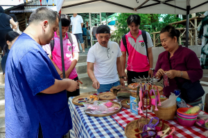 คณะมนุษยศาสตร์ฯ รุกกระตุ้นเศรษฐกิจสร้างสรรค์ จัดอบรมพัฒนาทักษะ นักเล่าเรื่องและนักออกแบบหัตถศิลป์ริมน้ำ ณ ตลาดต้าน้ำโบราณบ้านต้นตาล