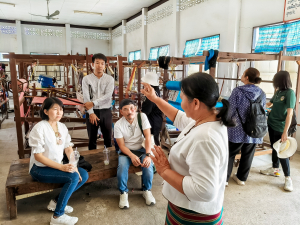 คณะมนุษยศาสตร์ฯ รุกกระตุ้นเศรษฐกิจสร้างสรรค์ จัดอบรมพัฒนาทักษะ นักเล่าเรื่องและนักออกแบบหัตถศิลป์ริมน้ำ ณ ตลาดต้าน้ำโบราณบ้านต้นตาล