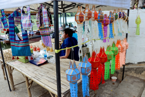 คณะมนุษยศาสตร์ฯ รุกกระตุ้นเศรษฐกิจสร้างสรรค์ จัดอบรมพัฒนาทักษะ นักเล่าเรื่องและนักออกแบบหัตถศิลป์ริมน้ำ ณ ตลาดต้าน้ำโบราณบ้านต้นตาล