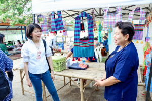 คณะมนุษยศาสตร์ฯ รุกกระตุ้นเศรษฐกิจสร้างสรรค์ จัดอบรมพัฒนาทักษะ นักเล่าเรื่องและนักออกแบบหัตถศิลป์ริมน้ำ ณ ตลาดต้าน้ำโบราณบ้านต้นตาล