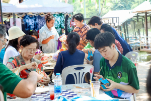 คณะมนุษยศาสตร์ฯ รุกกระตุ้นเศรษฐกิจสร้างสรรค์ จัดอบรมพัฒนาทักษะ นักเล่าเรื่องและนักออกแบบหัตถศิลป์ริมน้ำ ณ ตลาดต้าน้ำโบราณบ้านต้นตาล