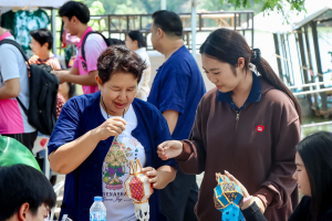 คณะมนุษยศาสตร์ฯ รุกกระตุ้นเศรษฐกิจสร้างสรรค์ จัดอบรมพัฒนาทักษะ นักเล่าเรื่องและนักออกแบบหัตถศิลป์ริมน้ำ ณ ตลาดต้าน้ำโบราณบ้านต้นตาล
