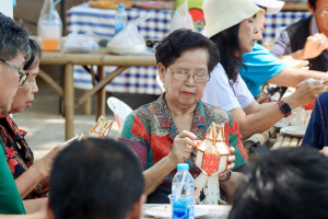 คณะมนุษยศาสตร์ฯ รุกกระตุ้นเศรษฐกิจสร้างสรรค์ จัดอบรมพัฒนาทักษะ นักเล่าเรื่องและนักออกแบบหัตถศิลป์ริมน้ำ ณ ตลาดต้าน้ำโบราณบ้านต้นตาล