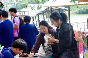 คณะมนุษยศาสตร์ฯ รุกกระตุ้นเศรษฐกิจสร้างสรรค์ จัดอบรมพัฒนาทักษะ นักเล่าเรื่องและนักออกแบบหัตถศิลป์ริมน้ำ ณ ตลาดต้าน้ำโบราณบ้านต้นตาล