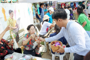 คณะมนุษยศาสตร์ฯ รุกกระตุ้นเศรษฐกิจสร้างสรรค์ จัดอบรมพัฒนาทักษะ นักเล่าเรื่องและนักออกแบบหัตถศิลป์ริมน้ำ ณ ตลาดต้าน้ำโบราณบ้านต้นตาล