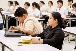 สาขาวิชาภาษาไทย คณะมนุษยศาสตร์ฯ ผนึกกำลังภาคีเครือข่าย จัดอบรมประชันกลอนสด วรรณศิลป์เทพสตรี มุ่งสืบสานและพัฒนานวัตกรรมการประพันธ์