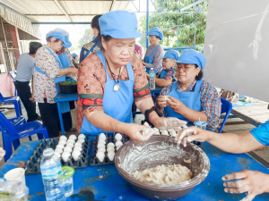 ศูนย์ส่งเสริมการจัดการศึกษาตามพระบรมราโชบาย มรภ.เทพสตรี ขยายผลศาสตร์พระราชา ลงพื้นที่ ต.โพสังโฆ จัดอบรมการทำไข่เค็มใบเตยดินสอพอง เสริมสร้างรายได้ยั่งยืน