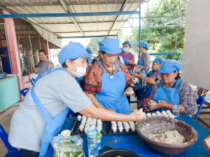ศูนย์ส่งเสริมการจัดการศึกษาตามพระบรมราโชบาย มรภ.เทพสตรี ขยายผลศาสตร์พระราชา ลงพื้นที่ ต.โพสังโฆ จัดอบรมการทำไข่เค็มใบเตยดินสอพอง เสริมสร้างรายได้ยั่งยืน