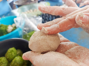 ศูนย์ส่งเสริมการจัดการศึกษาตามพระบรมราโชบาย มรภ.เทพสตรี ขยายผลศาสตร์พระราชา ลงพื้นที่ ต.โพสังโฆ จัดอบรมการทำไข่เค็มใบเตยดินสอพอง เสริมสร้างรายได้ยั่งยืน