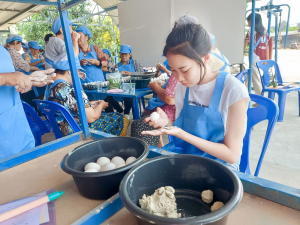 ศูนย์ส่งเสริมการจัดการศึกษาตามพระบรมราโชบาย มรภ.เทพสตรี ขยายผลศาสตร์พระราชา ลงพื้นที่ ต.โพสังโฆ จัดอบรมการทำไข่เค็มใบเตยดินสอพอง เสริมสร้างรายได้ยั่งยืน